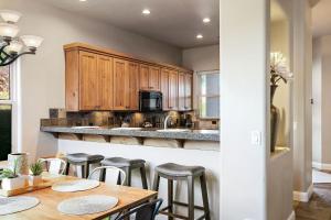 a kitchen with a table and chairs and a counter at Lava Falls #9 townhouse in Santa Clara
