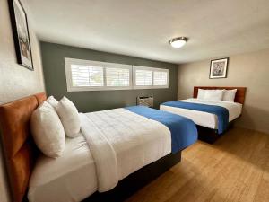 Giường trong phòng chung tại Ashland Motel - Oregon