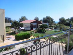 O grădină în afara Baladinos Apartments