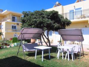 O grădină în afara Baladinos Apartments