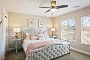 a bedroom with a bed and a ceiling fan at House It Going home in Washington