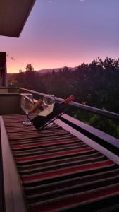 een persoon op een tafel op een balkon met uitzicht bij RECUERDAME in Mendoza