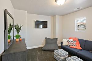 un salon avec un canapé bleu et une télévision dans l'établissement Three-Bedroom Townhouse, à Washington