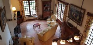 an overhead view of a living room with couches at MAISON DE CHARME AVEC JARDIN CLOS in Rivedoux-Plage