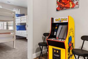 una habitación con una máquina de videojuegos junto a una cama en Sunshine Seekers condo, en Washington