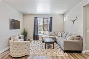 una sala de estar con un sofá y dos sillas en Sunshine Seekers condo, en Washington