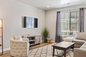 ein Wohnzimmer mit Sofa und Tisch in der Unterkunft Sunshine Seekers condo in Washington