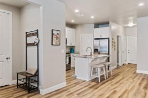 Una cocina con gabinetes blancos y encimera. en Sunshine Seekers condo, en Washington