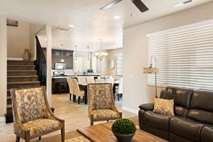 Χώρος καθιστικού στο Four-Bedroom House