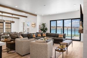 sala de estar con sofá grande y sillas en Sandy Beach Estate home, en St. George