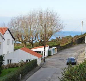 ein Auto parkt auf einem Parkplatz neben einem Haus in der Unterkunft Market Apartment - VPA in Vila Praia de Âncora