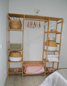 Habitación con estantería con cestas y toallas en Market Apartment - VPA, en Vila Praia de Âncora