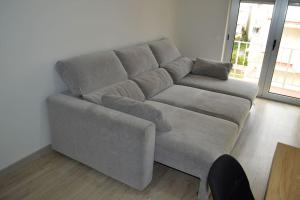un sofá gris en la sala de estar en Market Apartment - VPA, en Vila Praia de Âncora