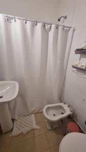 uma casa de banho com um WC e uma cortina de chuveiro em RECUERDAME em Mendoza