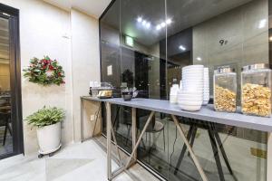 Kuchyň nebo kuchyňský kout v ubytování Brown Dot Hotel Busan Station