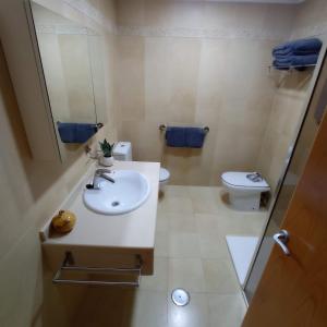 a bathroom with a sink and a toilet at Luxury large 2 bedroom Apartment 10 min walk to Villamartin Plaza in Villamartin