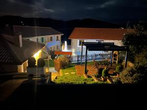 una casa por la noche con un jardín en el patio en La Salina - Complejo Turistico Rural CaleaCabo, en Biescas