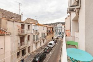 vista su una strada della città con auto parcheggiate su un balcone di Le 7 a Sète