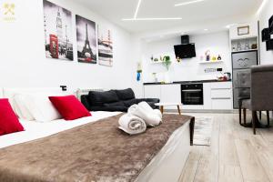 Un dormitorio con dos camas y una sala de estar. en Matin Apartments in Pristina, Kosovo, en Pristina