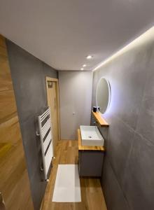 een badkamer met een wastafel en een spiegel bij Homevision - Stylish & Serene Condo - City Center in Thessaloniki