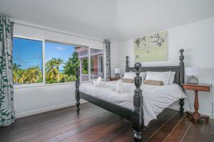 Ένα ή περισσότερα κρεβάτια σε δωμάτιο στο Villas Manzelle - Luxury villas on the beach +26 φωτογραφίες