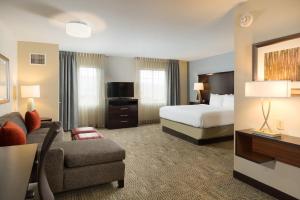 Postel nebo postele na pokoji v ubytování Staybridge Suites Chandler by IHG