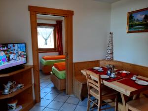 Televízia a/alebo spoločenská miestnosť v ubytovaní Chalet Beatrice