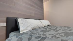 コモにあるCressoni Apartmentの木製のヘッドボードが付いたベッドのある寝室