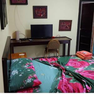 1 dormitorio con escritorio, 1 cama y ordenador en BAMBU HOSTEL, en David