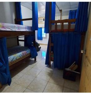 Tempat tidur dalam kamar di BAMBU HOSTEL