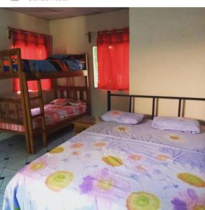 Tempat tidur dalam kamar di BAMBU HOSTEL