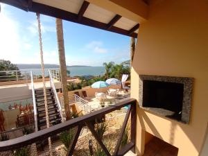 balcón con vistas al océano en Pousada Vila do Navegante en Bombinhas