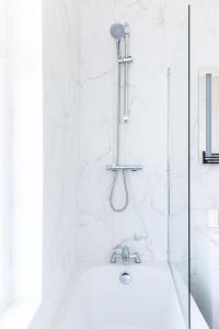 een badkamer met een douche met een glazen deur bij Warwick West in Barrow in Furness +39 foto's