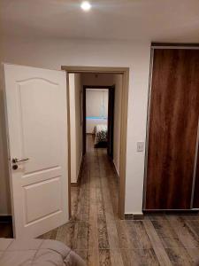 una habitación vacía con una puerta y un dormitorio en Departamento playa bonita Bariloche en San Carlos de Bariloche