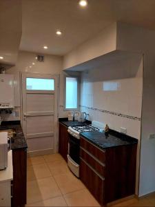 uma cozinha com um fogão e uma bancada em Departamento playa bonita Bariloche em San Carlos de Bariloche