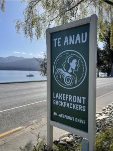 una señal al costado de una carretera en Te Anau Lakefront Backpackers, en Te Anau