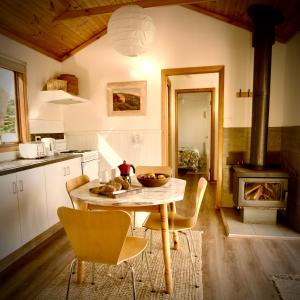 Η κουζίνα ή μικρή κουζίνα στο Redwoods Rest / Cabins / Wander & Explore
