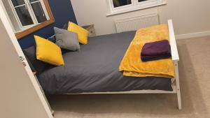 Een bed of bedden in een kamer bij GOLDSTONE LONDON STUDIO WITH ACCESS TO GARDEN