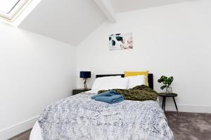 een slaapkamer met een bed met een blauwe deken erop bij Warwick West in Barrow in Furness