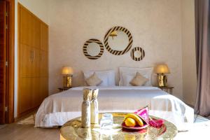Postel nebo postele na pokoji v ubytování Riad villa saphir & SPA