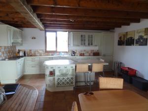 uma cozinha com um fogão e uma mesa em La Chillaudie em Verteillac