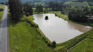 een luchtfoto van een rivier naast een weg bij Pousada Lago do Amanhecer in Capão Alto +9 foto's