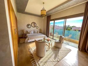 Postel nebo postele na pokoji v ubytování Riad villa saphir & SPA