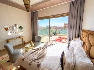 Postel nebo postele na pokoji v ubytování Riad villa saphir & SPA