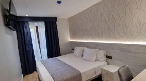 Habitación de hotel con cama y ventana en CH La Petite Maison - Boutique - Madrid, en Madrid