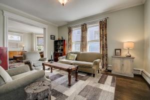 sala de estar con sofá, sillas y mesa en 3 - 4 Bdrm Victorian Beach House, en Asbury Park