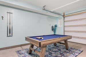 una mesa de billar en una habitación con pared en Aqua Farmhouse home, en Washington