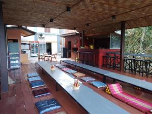 una zona de comedor al aire libre de una casa con bar en Funny Riverside Backpackers, en Luang Prabang