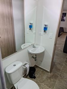 een badkamer met een toilet en een wastafel bij Aparta Estudio Completo - Ibagué - parqueadero para MOTO - Bambú in Ibagué