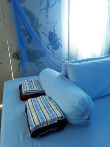 Un pat sau paturi într-o cameră la Fatehah Inn